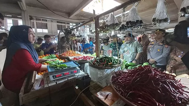 CEK HARGA: Wakil Bupati Berau Gamalis beserta Forkopimda, saat mengecek stok dan harga sembako di pasar.