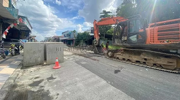 PERBAIKAN: Sejumlah titik jalan di wilayah perkotaan Tanjung Redeb sedang dilakukan perbaikan, mulai dari pengaspalan hingga peningkatan drainase.