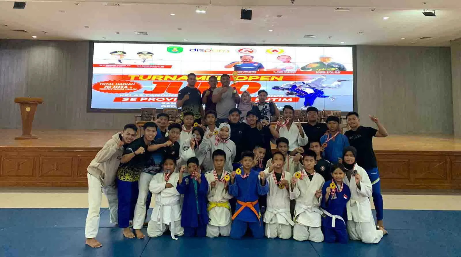 RAIH PRESTASI: Para atlet Judo Berau foto bersama usai mengikuti Kejuaraan Kutim Open, kemarin.