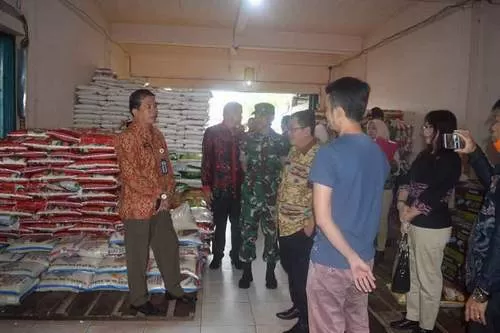 PANTAU: Wakil Bupati Sintang Askiman dan kepala Disperindagkop dan UKM Sintang pimpin pemantauan pasar untuk memastikan ketersediaan sembako dan pangan.