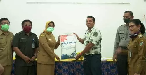 BANTUAN PEMPROV:  Bupati Mempawah saat menerima beras bantuan Covid-19 dari Pemerintah Provinsi Kalimantan Barat di Kecamatan Toho.  ISTIMEWA