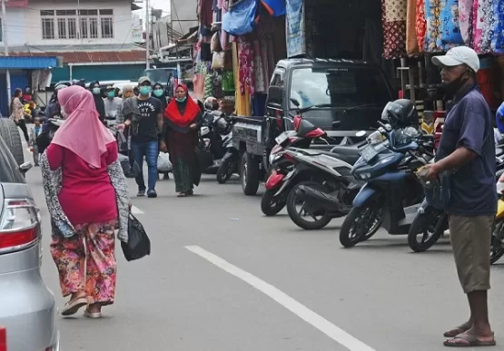 BELANJA: Warga berbelanja di kawasan Pasar Sudirman Kota Pontianak untuk menyiapkan berbagai kebutuhan menjelang Lebaran, Sabtu (16/5). HARYADI/PONTIANAK POST
