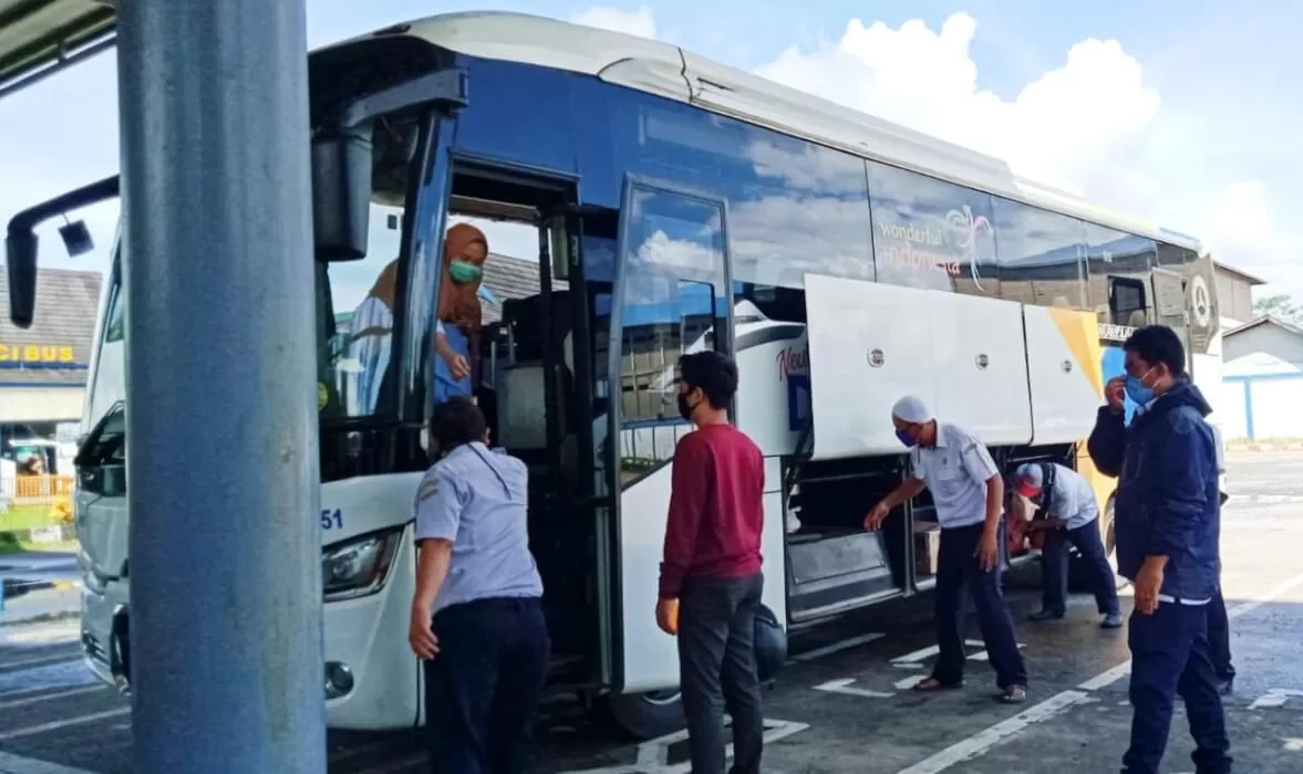 SEPI : Aktivitas di ALBN Sungai Ambawang terlihat sepi. Saat ini, jumlah Bus yang beroperasi hanya dua unit dalam satu hari | Humas ALBN Sungai Ambawang