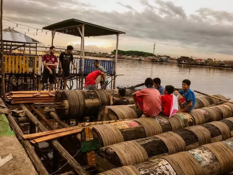 MARIAM KARBIT: Suasana masyarakat Kota Pontianak di tepian Sungai Kapuas mempersiapkan meriam karbit menjelang perayaan Idulfitri tahun lalu. DOKUMEN