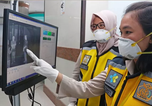 ILUSTRASI: Petugas Kantor Kesehatan Pelabuhan (KKP) Kelas I memasang alat pendeteksi suhu badan mengantisipasi penyebaran virus korona di Pelabuhan Tanjung Perak. Ahmad Khusaini Jawa Pos