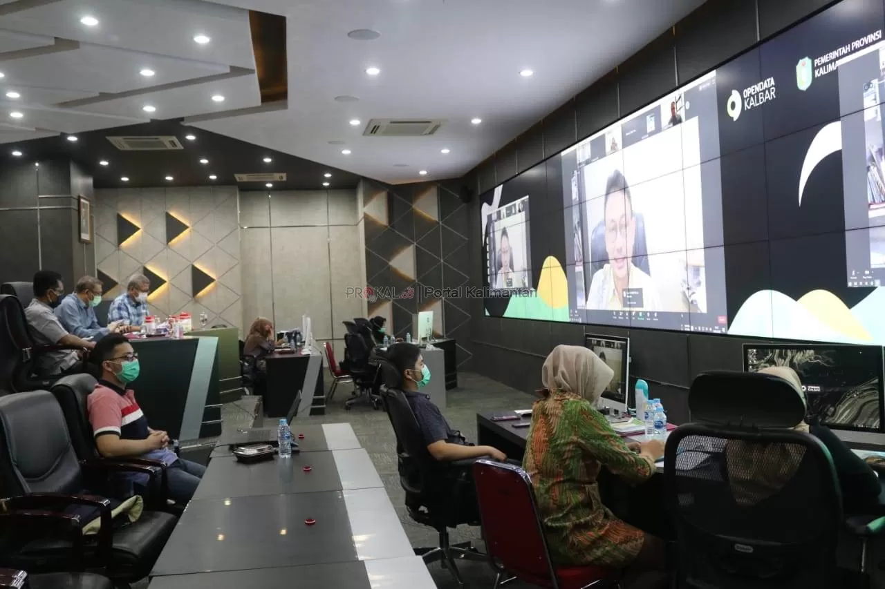 SEMINAR : Gubernur Kalbar Sutarmidji saat membuka Seminar Menuju Kenormalan Baru secara daring di Data Analytic Room, Kantor Gubernur, Sabtu (6/6). BIRO ADPIM FOR PONTIANAK POST