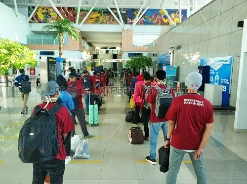 MENJELANG TERBANG: Sebanyak 18 orang tenaga migran Indonesia asal Sulawesi Selatan dan Sulawesi Tengah dipulangkan ke daerah asal menggunakan pesawat terbang. (IST)