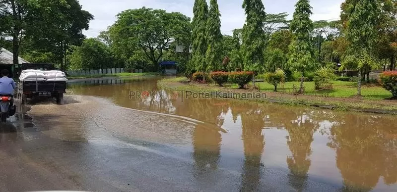 TERGENGAN: Genangan Air di Jalan Trans Kalimantan disebabkan drainase tidak berfungsi. DENI HAMDANI/Pontianak Post