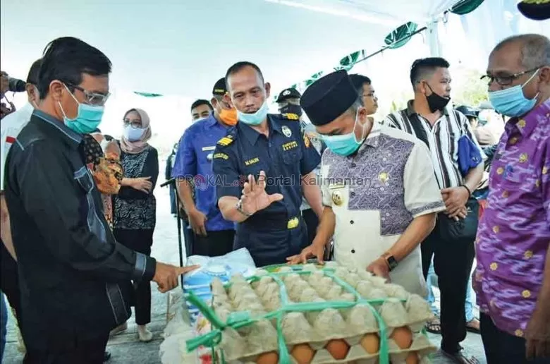 BAPOKTING: Bupati Sambas bersama Ketua DPRD serta pihak terkait menyaksikan langsung transaksi bapokting dari Malaysia untuk warga perbatasan. OZY/PONTIANAKPOST