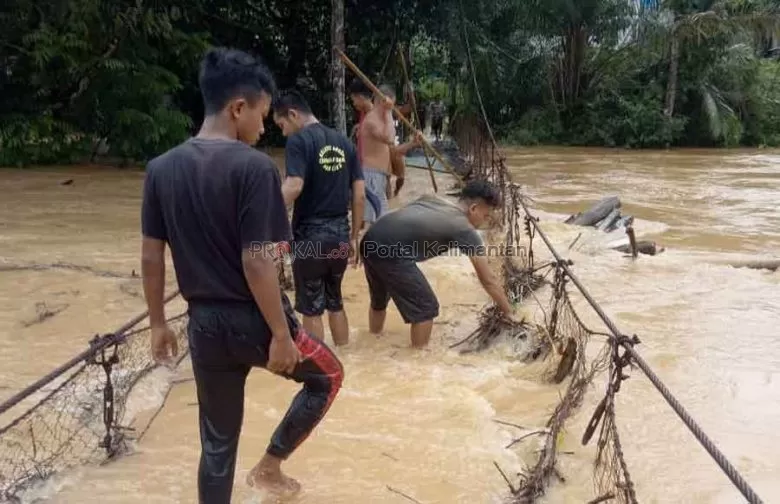 Banjir di daerah Tumbang Titi.