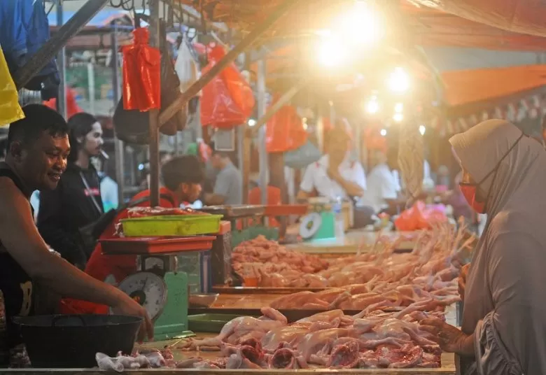 MASIH TINGGI: Pedagang ayam potong melayani pembeli di Pasar Flamboyan. Harga ayam potong di pasaran masih bertahan di kisaran harga Rp35 ribu perkilogram. DOKUMEN