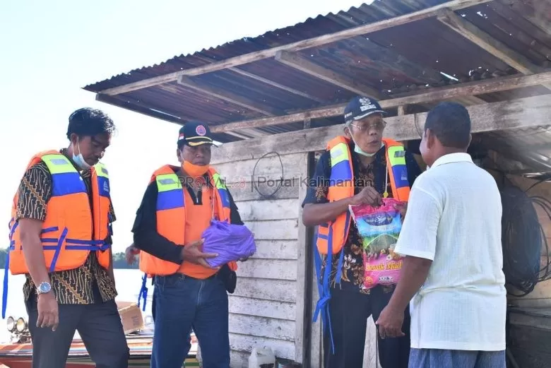 BANTUAN: Bupati Sintang Jarot Winarno memberikan sejumlah paket sembako kepada masyarakat yang terdampak banjir di sekitar Kecamatan Sintang. IST