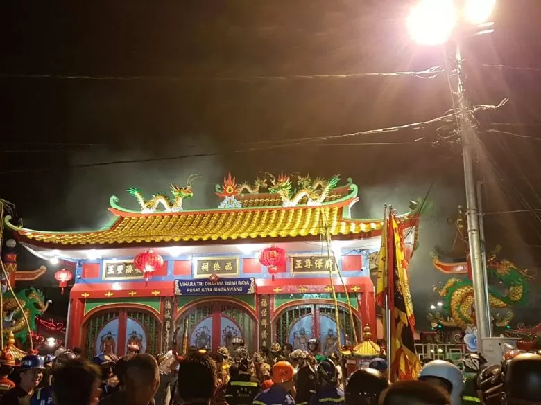 KEBAKARAN: Suasana Kebakaran yang terjadi di Vihara Tri Dhatma Bumi Raya Pusat Kota Singkawang sekitar pukul 00.27 wib pada 26 Juli 2020.  HARI KURNIATHAMA/PONTIANAK POST