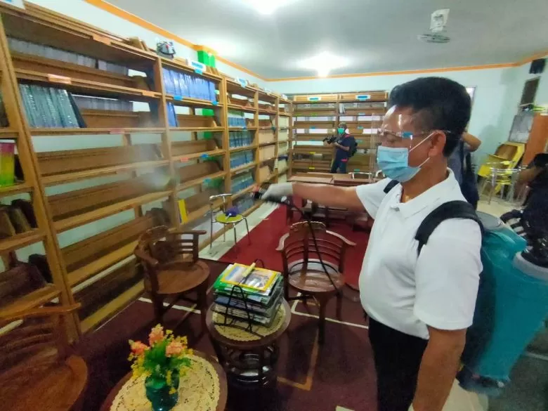 SEMPROT: Wali Kota Pontianak Edi Rusdi Kamtono menyemprotkan disenfektan di salah satu ruang SMPN 1 sebagai persiapan pembelajaran tatap muka dimulai. Istimewa
