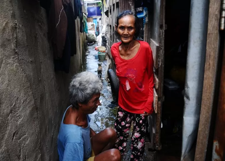 TELANTAR: Sarwani (67) dan Sutiah (63) di samping emperan toko, Jalan Barito, Pontianak Selatan. Di belakang mereka, ruangan seukuran 3x1 yang hanya bisa digunakan untuk duduk dan ngobrol saat siang, Jumat (24/7). ARIS MUNANDAR/PONTIANAK POST