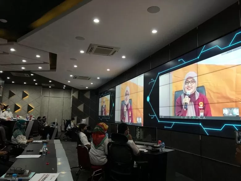 VIRTUAL : Gubernur Kalbar Sutramdiji saat mengikuti kegiatan kampanye virtual Gerakan Nasional Netralitas ASN di Data Analytic Room, Kalbar, Rabu (5/8). IDIL AQSA AKBARY/PONTIANAK POST
