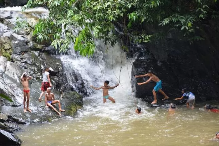 MANDI: Para pengunjung Riam Solakng begitu bergembira, bercengkrama dengan air. Objek wisata tersebut kembali dibuka menyambut new normal. ISTIMEWA