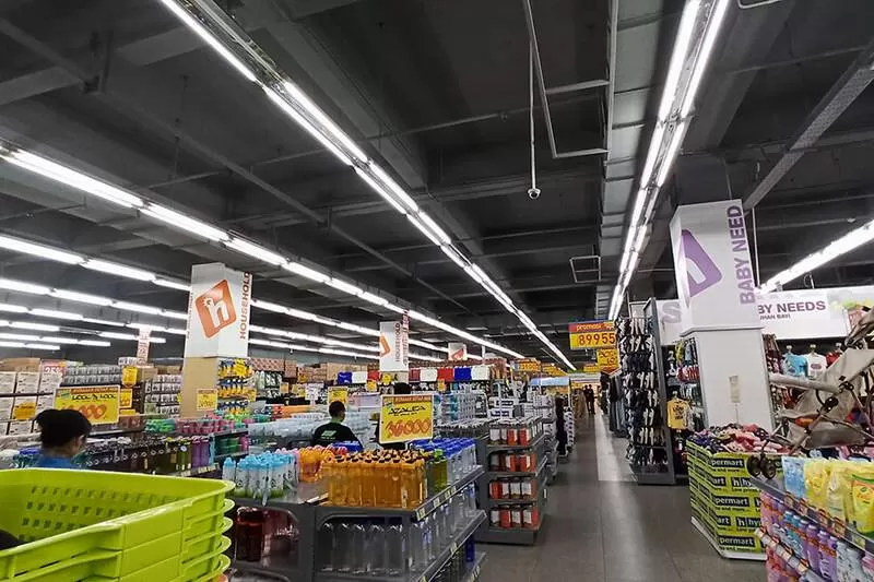 SEPI: Pusat perbelanjaan Hypermart menjadi salah satu tenant yang masih buka di Ayani Mega Mal. Menjual kebutuhan sehari-hari masyarakat, Hypermart sepi pengunjung lantaran lesunya ekonomi akibat Covid-19. ARISTONO/PONTIANAK POST