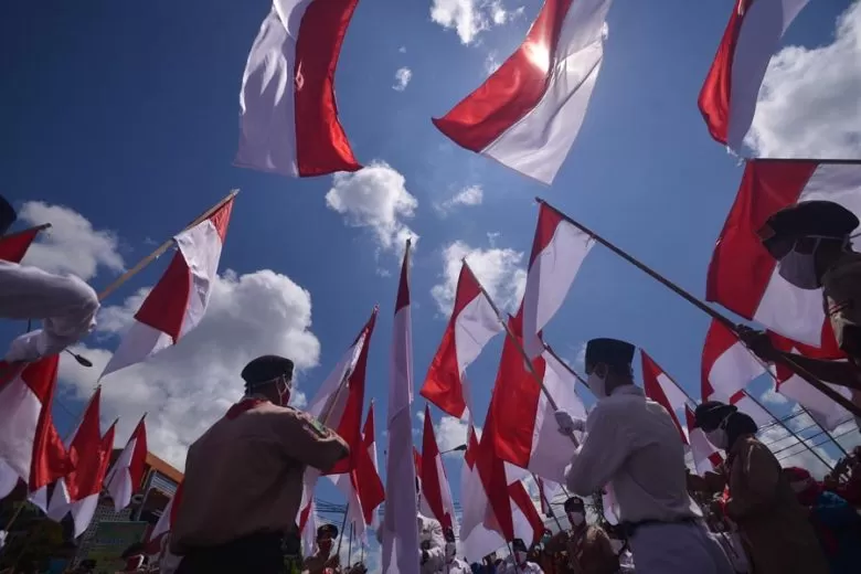 KIBARKAN BENDERA : Peringatan detik-detik Proklamasi Kemerdekaan Republik Indonesia ke-75 di simpang lampu merah Jalan Sultan Hamid - Jalan 28 Oktober, Senin (17/8). Saat sirine berbunyi seluruh pengendara menghentikan aktifitas dan memberikan hormat kepada bendera. MEIDY KHADAFI/PONTIANAK POST