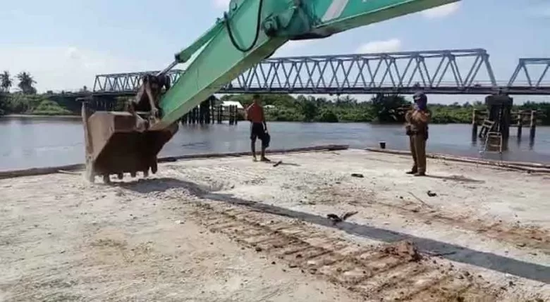 BONGKAR: Pemilik tersus mengerahkan ekskavator untuk membongkar dermaga di bawah Jembatan Pawan II pada Jumat (21/8). AHMAD SOFI/PONTIANAK POST