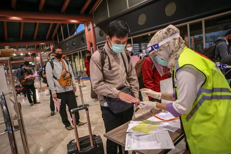 PEMERIKSAAN: Petugas memeriksa kesehatan calon penumpang sebelum pemberangkatan di Terminal 2 Bandara Soekarno Hatta, beberapa waktu lalu. Persyaratan dan mekanisme rapid test dinilai perlu diperbaiki untuk mencegah penyebaran Covid-19. ANTARA FOTO/FAUZAN