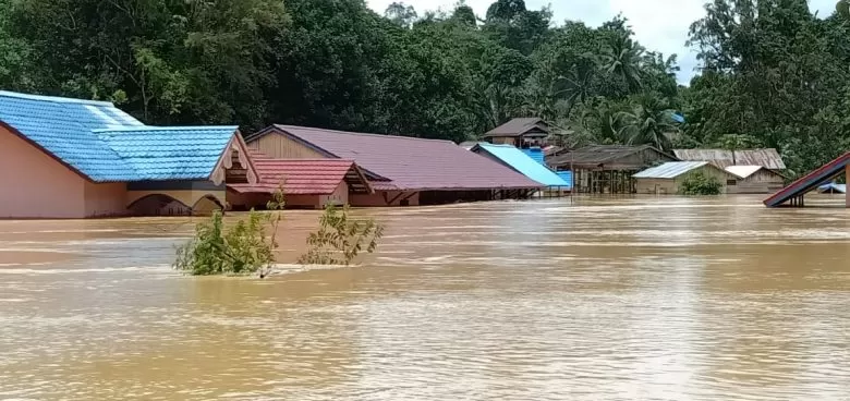 Ratusan rumah terendam di Kabupaten Landak.