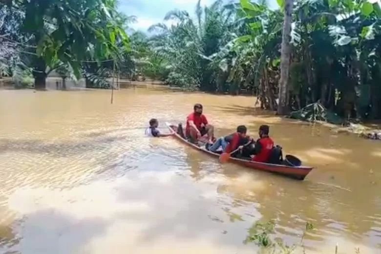 Masyarakat yang berada di bantaran sungai di Kota Ngabang diimbau agar waspada banjir kiriman.