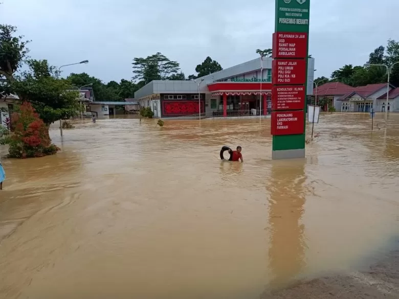 RENDAM PUSKESMAS: Banjir merendam Puskesmas Meranti di Kecamatan Meranti, Landak. Banjir terus meluas di Landak, merendam hingga 12 desa di enam kecamatan. MIFTAH/PONTIANAK POST