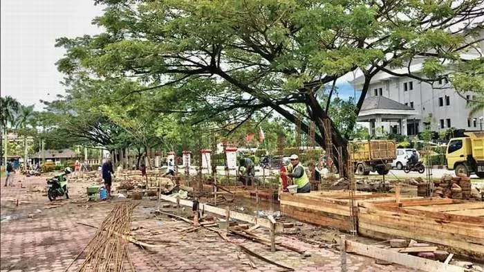TROTOAR: Pekerja tengah membangun trotoar humanis di kawasan depan Kantor Gubernur Kalbar, Jumat (11/9). IDIL AQSA AKBARY/PONTIANAK POST