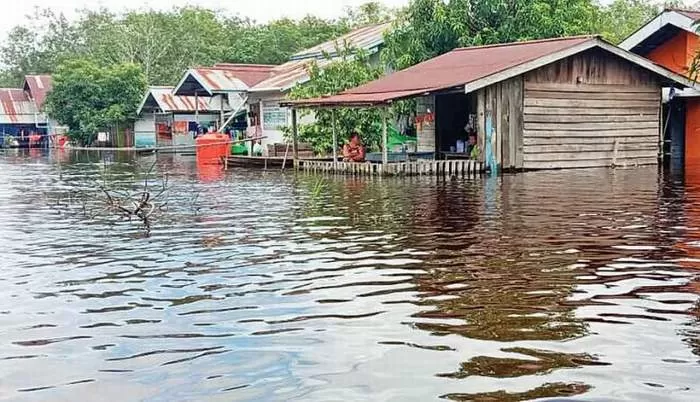 BANJIR: Dusun Sebukit Rama, salah satu lokasi paling buruk terdampak banjir di Desa Pasir. WAHYU/PONTIANAKPOST
