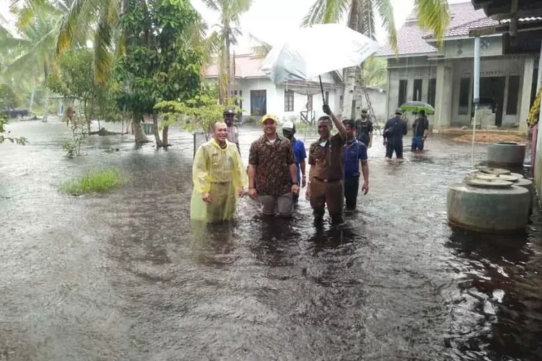 BANJIR : Kondisi banjir pemukiman warga di Desa Sungai Batang, Kecamatan Sungai Pinyuh, Kabupaten Mempawah. WAHYU/PONTIANAKPOST