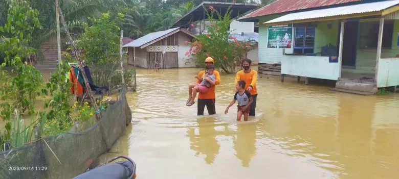 TERENDAM: Air luapan Sungai Landak mulai memasuki rumah warga di Dusun Hilir Tengah 2 Desa Hilir Tengah Kecamatan Ngabang, Senin (14/9) malam. FOTO ISTIMEWA