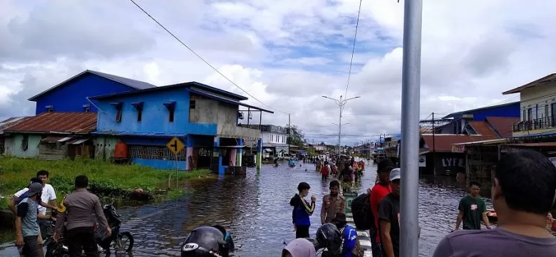 BANJIR: Inilah kondisi terkini banjir di wilayah Kedamin jalan Lintas Selatan Kecamatan Putussibau Selatan, Senin (14/9). ANDREAS/PONTIANAK POST