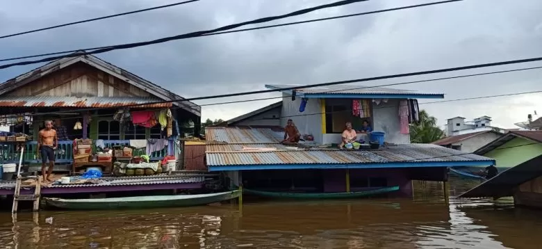 BERTAHAN: Warga terdampak banjir di Nanga Pinoh yang bertahan di tingkat dua rumahnya, Rabu (16/9). ISTIMEWA
