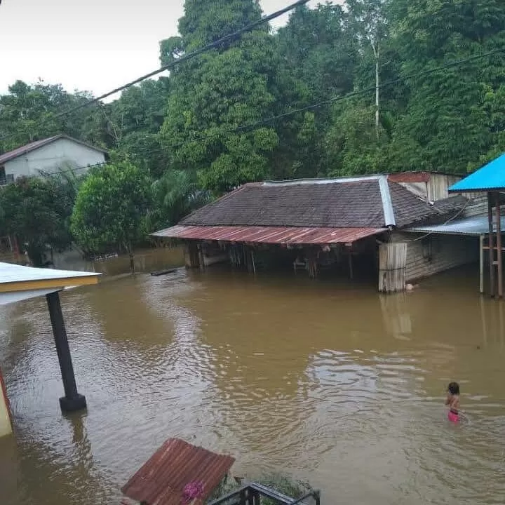 TERPUTUS: Akses jalan terputus akibat banjir yang terjadi pada Senin (21/9) lalu di Kecamatan Simpang Dua. Hingga saat ini, banjir masih merendam sejumlah desa di kecamatan tersebut. ISTIMEWA