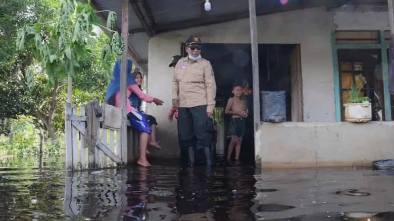 TINJAU BANJIR: Bupati Kayong Utara Citra Duani saat meninjau dan menyerahkan bantuan sembako kepada korban banjir di Kecamatan Pulau Maya, kemarin. HUMASKAB FOR PONTIANAK POST
