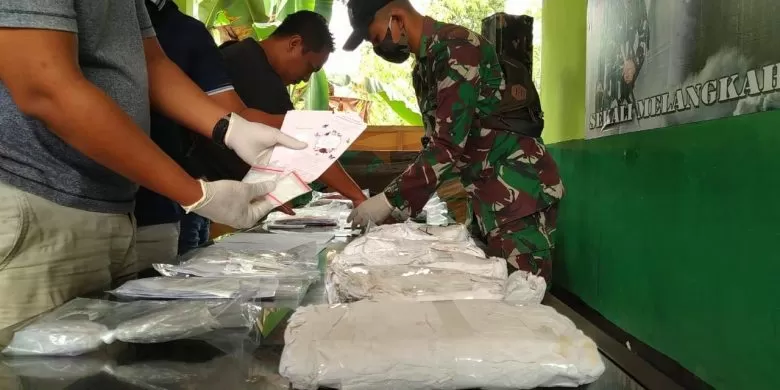 SABU: Sabu-sabu seberat lima kilogram disita TNI dari upaya penyelundupan yang dilakukan seorang warga di jalur tikus. SATGAS PAMTAS FOR PONTIANAK POST