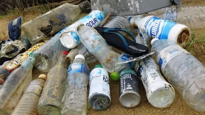 SAMPAH BERMEREK: Sampah bermerek dagang luar negeri sering mengotori pantai di sepanjang Pantai Tanjung Api, Desa Sebubus, Kecamatan Paloh. ISTIMEWA