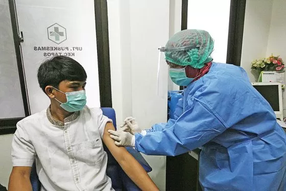 SIMULASI: Petugas medis bersiap menyuntikkan vaksin Covid-19 di Puskesmas Tapos, Depok, Kamis (22/10). MIFTAHULHAYAT/JAWA POS