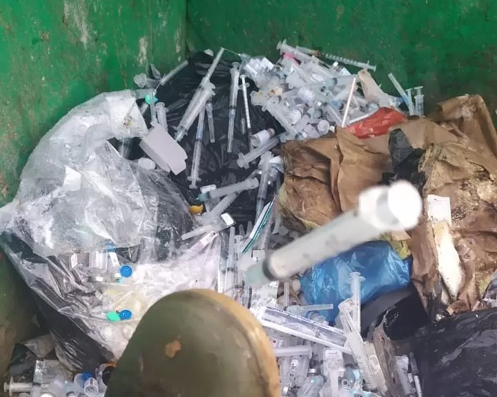 BERBAHAYA: Penampakan sampah medis berupa jarum suntik yang dibuang di salah satu TPS Sungai Garam, Senin (4/1).  IST