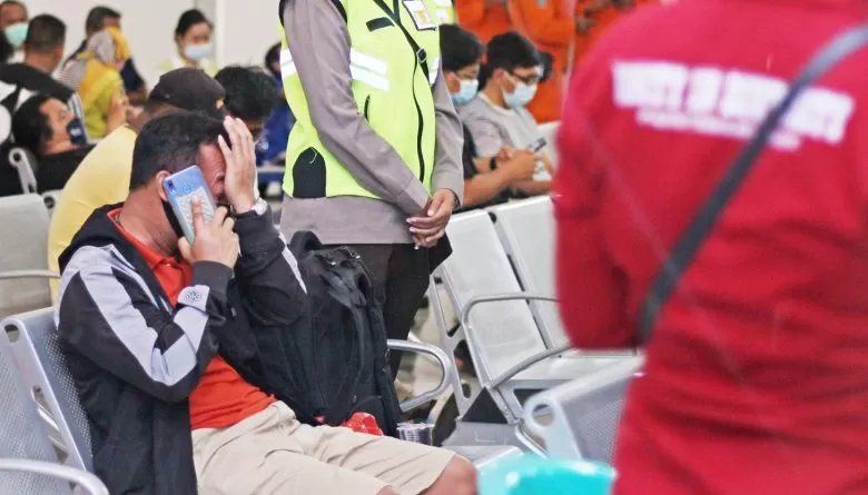 MENANTI KABAR: Kerabat penumpang pesawat Sriwijaya Air SJ-182 rute Jakarta-Pontianak yang hilang kontak mencari kabar di crisis center dan posko informasi di Bandara Supadio, Pontianak, Sabtu (9/1). HARYADI/PONTIANAKPOST
