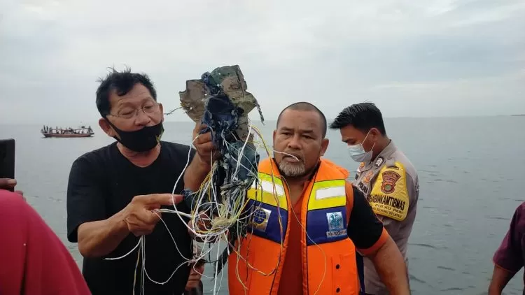 SERPIHAN PESAWAT: Petugas menemukan beberapa serpihan yang diduga miliki pesawat Sriwijaya Air SJ-182. ISTIMEWA