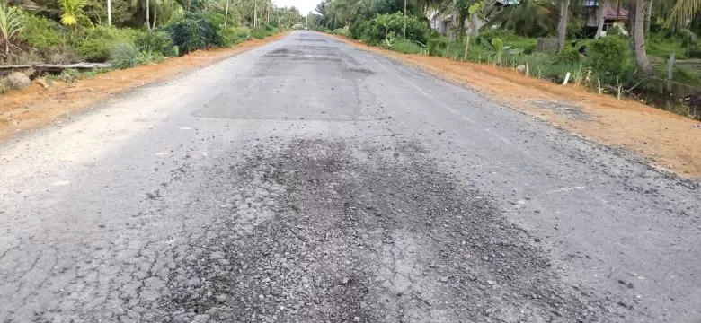 Jalan Provinsi Kalimantan Barat, di Desa Pemangkat, Kecamatan Simpang Hilir, Kabupaten Kayong Utara usai dilakukan perbaikan kembali mengalami kerusakan jalan tersebut masih dalam tahapan pemiliharaan selama tiga bulan ke depan.