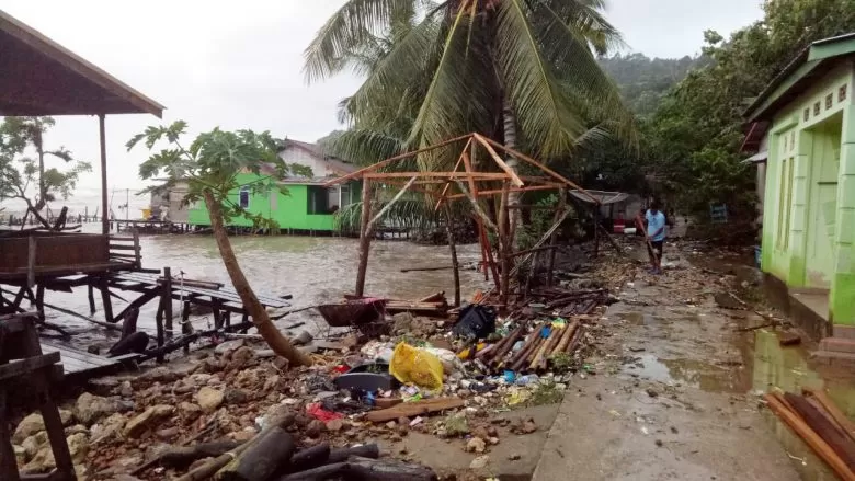 PORAK-PORANDA :  Situasi sekitar Desa Pulau Lemukutan porak-poranda pascaditerjang gelombang besar, Rabu (13/1) sekitar pukul 01.00 WIB. Ist