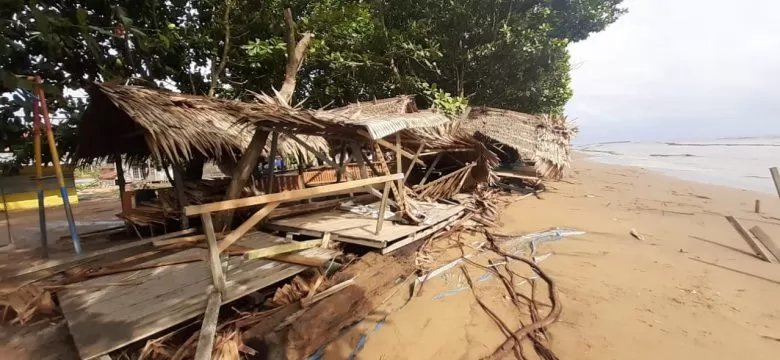 RUSAK: Sejumlah bangunan yang terletak di Pantai Pecal, Desa Kinjil Pesisir, Kecamatan Benua Kayong, rusak akibat diterjang gelombang pada Rabu (13/1) pagi. AHMAD SOFI/PONTIANAK POST