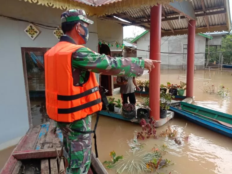 Babinsa Koramil 1202-02/ Sanggau Ledo Monitoring di wilayah Terdampak Banjir