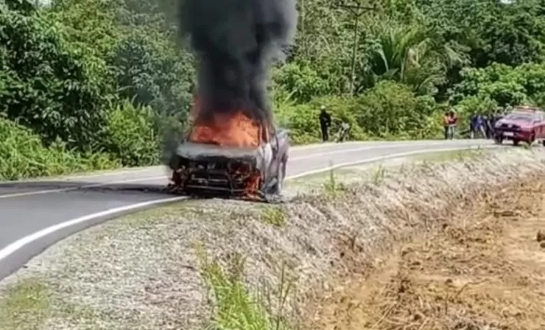 Mobil dinas yang terbakar.