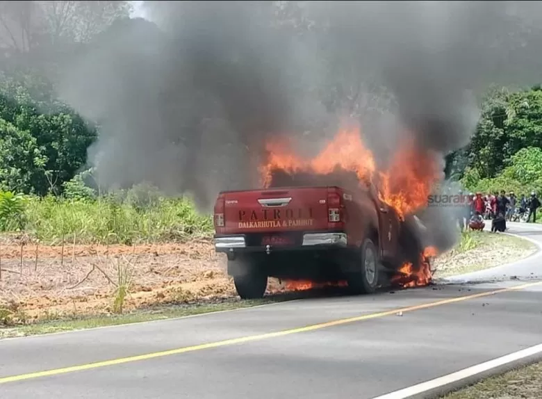 TERBAKAR: Suasana di lapangan saat mobil patroli milik UPT KPH wilayah Putussibau Utara terbakar, Sabtu (13/2). KPH for Pontianak Post