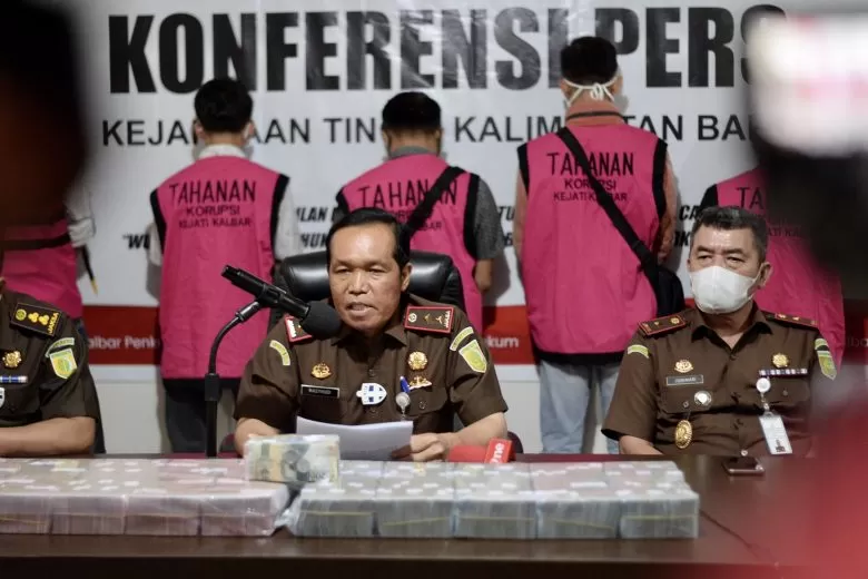 DITAHAN: Kejaksaan Tinggi Kalimantan Barat menahan enam orang tersangka kasus tindak pidana korupsi pencairan kredit fiktif di Bengkayang dengan kerugian negara Rp 8,8 miliar. ARIEF NUGROHO/PONTIANAK POST
