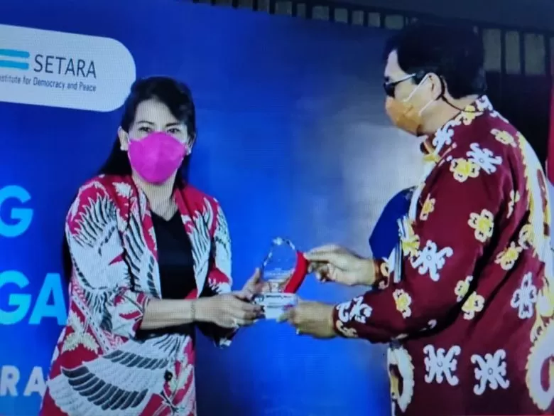 TERIMA PENGHARGAAN: Wali Kota Singkawang Tjhai Chui Mie menerima penghargaan sebagai Kota Toleransi tahun 2020 dari Setara Institute di Jakarta, Kamis (25/2).ISTIMEWA